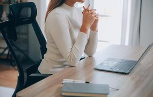 erfolgreich weiblich grapic Designer Aufpassen Lernprogramm Über kreativ Ideen beim Laptop Computer während Arbeiten Prozess im Büro.positiv Schüler mit blond Haar lesen Geschäft Nachrichten auf Netbook foto