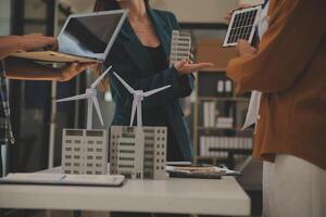 elektrisch Ingenieur mit Geschäftsmann diskutieren Neu Projekt Installation Solar- Zelle Panel auf das Dach von Gebäude. Alternative Energie Konzept. foto