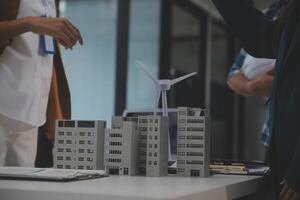 elektrisch Ingenieur mit Geschäftsmann diskutieren Neu Projekt Installation Solar- Zelle Panel auf das Dach von Gebäude. Alternative Energie Konzept. foto