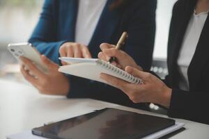 asiatischer geschäftsmann und geschäftsfrau des unternehmers, die neues geschäftsprojekt in tablette in modernem treffen im modernen büro, asiatisches geschäfts-beiläufiges konzept besprechen. foto