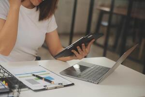 junger erwachsener glücklich lächelnder hispanischer asiatischer student mit kopfhörern, der über online-chat-meetings mit laptop auf dem universitätscampus oder im virtuellen büro spricht. College-Studentin, die aus der Ferne lernt. foto