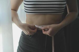 Frauen Körper Fett Bauch. fettleibig Frau Hand halten übermäßig Bauch fett. Diät Lebensstil Konzept zu reduzieren Bauch und gestalten oben gesund Bauch Muskel. foto