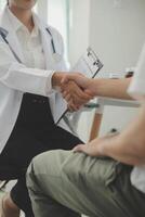 Hände von Unbekannt Frauenarzt beruhigend ihr weiblich geduldig, Nahansicht. Medizin Konzept foto