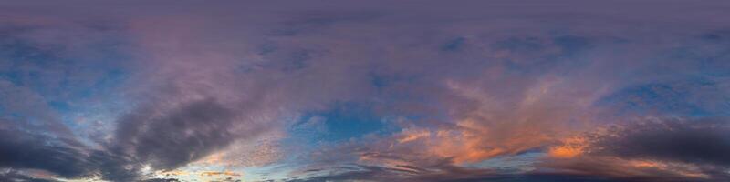 dunkel Blau Sonnenuntergang Himmel Panorama mit Rosa Kumulus Wolken. nahtlos hdr 360 Panorama im kugelförmig gleichwinklig Format. voll Zenit zum 3d Visualisierung, Himmel Ersatz zum Antenne Drohne Panoramen. foto