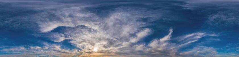 Sonnenuntergang Himmel Panorama mit Cirrus Wolken im nahtlos kugelförmig gleichwinklig Format. Komplett Zenit zum verwenden im 3d Grafik, Spiel und zum Verbundstoffe im Antenne Drohne 360 Grad Panoramen wie ein Himmel Kuppel foto