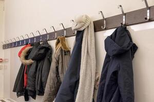 Winter Jacke hängend auf Gestell im Anzahlung Zimmer foto