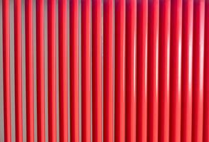 rot modern Flosse Sonnenschirm gefüttert Hintergrund foto