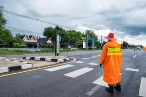 der Verkehr Offizier tragen Orange Regenkosten mit Steuerung und Regie der Verkehr im Landschaft foto