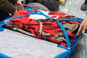 ordnen Verpackung und Überprüfung Gepäck Vor Wird geladen foto