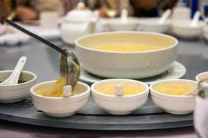 Löffel Portion mit Mais Suppe auf Keramik Tasse foto