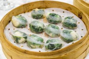 Ha guck Gemüse gefüllt im Teig Blatt. dim Summe Chinesisch Essen im hölzern Tablett foto
