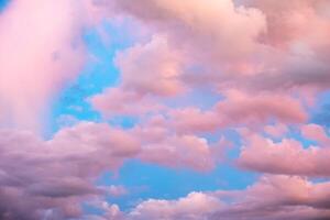 bunt Rosa Wolken im Blau Himmel foto