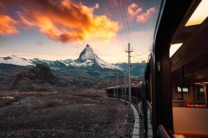 Aussicht von Zug mit Sonnenaufgang Über Matterhorn Berg während Reiten oben zu gornergrat Bahnhof im Zermatt, Schweiz foto