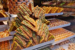 Türkisch Dessert Baklava Verkauf beim Geschäft foto