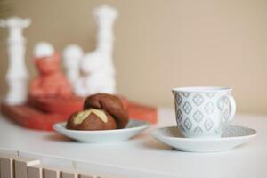 Schokolade Süss Kekse und schwarz Kaffee auf ein Portion Tabelle foto