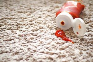 Tomate beflecken auf ein Teppich drinnen, foto