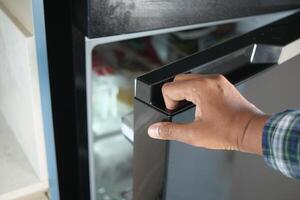 Hälfte öffnen Kühlschrank mit Essen und Gemüse , foto