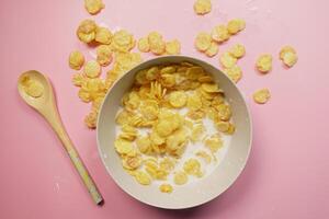 verschüttet Frühstück Müsli auf Fußboden foto