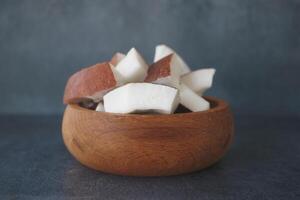 Scheibe frische Kokosnuss auf einer Tischdecke foto