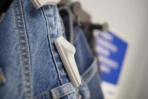 Kleidung Sicherheit Etikett auf ein Jeans , foto