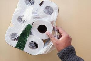 oben Aussicht von halten ein rollen von Toilette Papier foto