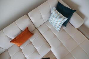 oben Aussicht von modern Sofa mit Kissen im Leben Zimmer beim Zuhause foto
