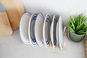 runden Schüssel oder Keramik Teller auf Küche Tisch. foto