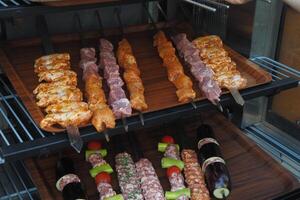 ein Tablett von Kebabs mit Fleisch und Gemüse ein köstlich Gericht auf das Tabelle foto