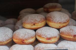 Schokoladenkrapfen werden im örtlichen Geschäft zum Verkauf angeboten foto