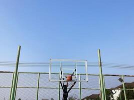 das Basketball fliegt gegenüber das Band foto