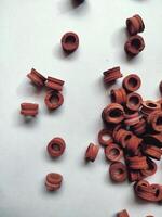 Sammlung von rot Gummi Gas Zylinder isoliert auf Weiß Hintergrund foto