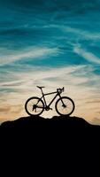 ai generiert Gegenstand Silhouette von ein Fahrrad auf Himmel Hintergrund auf ein Berg oben Vertikale Handy, Mobiltelefon Hintergrund foto