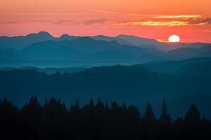 ai generiert Berge silhouettiert gegen Sonnenuntergang erstellen atemberaubend szenisch Aussicht foto