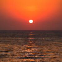 ai generiert Sinais verrückt Sonnenuntergang Über rot Meer bietet an atemberaubend Ansichten zum Sozial Medien Post Größe foto