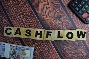 Konzept von das hölzern Würfel mit das Wort Cashflow auf hölzern Hintergrund. foto