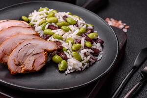 köstlich Weiß gekocht Reis mit Grün Edamame Bohnen mit Salz- und Gewürze foto