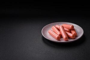 köstlich frisch Vegetarier Würstchen oder Würstchen gemacht von Gemüse Protein Tofu oder Seitan foto