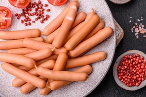 köstlich frisch klein Vegetarier Würste mit Salz, Gewürze und Kräuter foto