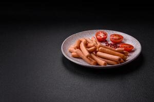 köstlich frisch klein Vegetarier Würste mit Salz, Gewürze und Kräuter foto