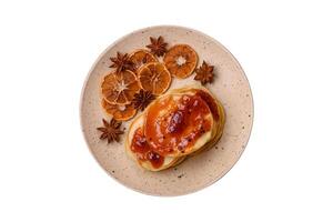 frisch gebacken Pfannkuchen mit köstlich Marmelade auf ein Keramik Teller foto