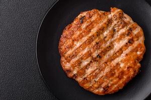 köstlich frisch gegrillt Hähnchen Filet mit Gewürze und Kräuter foto