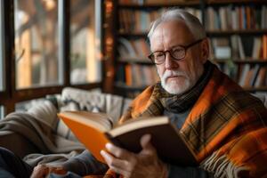 ai generiert ein alt Mann sitzt auf das Sofa und ist absorbiert im lesen ein Buch, seine Beachtung konzentriert auf das Seiten. er sieht aus entspannt und glücklich mit seine lesen Aktivität foto