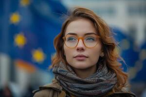 ai generiert ein Frau tragen Brille steht selbstbewusst im Vorderseite von ein europäisch Flagge, zeigen ihr Patriotismus und Unterstützung zum das europäisch Union foto