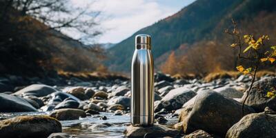 ai generiert wiederverwendbar Wasser Flasche zum Wandern oder Wandern gegen das Hintergrund von ein Berg Fluss, generativ ai foto