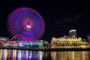 ein Nacht beleuchtet Ferris Rad im Yokohama breit Schuss foto