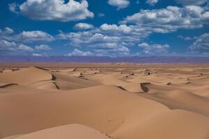 ein Sand Düne von Sahara Wüste beim mhamid el Abonnieren im Marokko foto