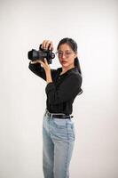 ein Fachmann, zuversichtlich asiatisch weiblich Fotograf ist nehmen Bilder im ein Fotoshooting Studio. foto