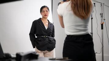 attraktiv asiatisch weiblich Modell- ist posieren zum ein Fotograf, Arbeiten im ein Mode Fotoshooting Studio. foto
