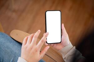 ein Weiß Bildschirm Smartphone Attrappe, Lehrmodell, Simulation zu Anzeige Ihre Grafik Anzeigen ist im ein Frau Hand. foto