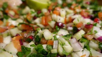 ein Salat mit Granatapfel, rot Zwiebel, Apfel, Gurke, Petersilie, Tomaten und Limette foto